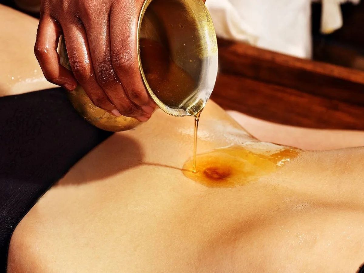 Health Tips: नाभि में तेल डालने से सेहत को मिलते हैं ये गजब के फायदे, जान लें आप