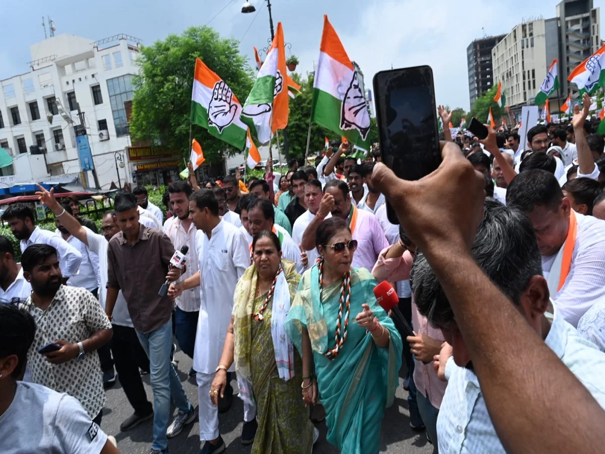Jaipur: कांग्रेस कार्यकर्ताओं और पुलिस के बीच हुई धक्का-मुक्की, महिला बेहोश