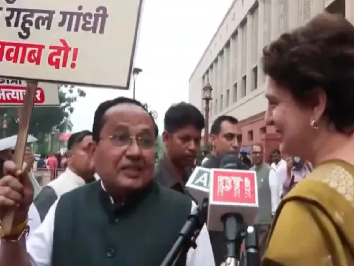संसद में एनडीए और कांग्रेस सांसदों ने एक-दूसरे के खिलाफ किया प्रदर्शन, लगे अमित शाह और राहुल गांधी के खिलाफ नारे