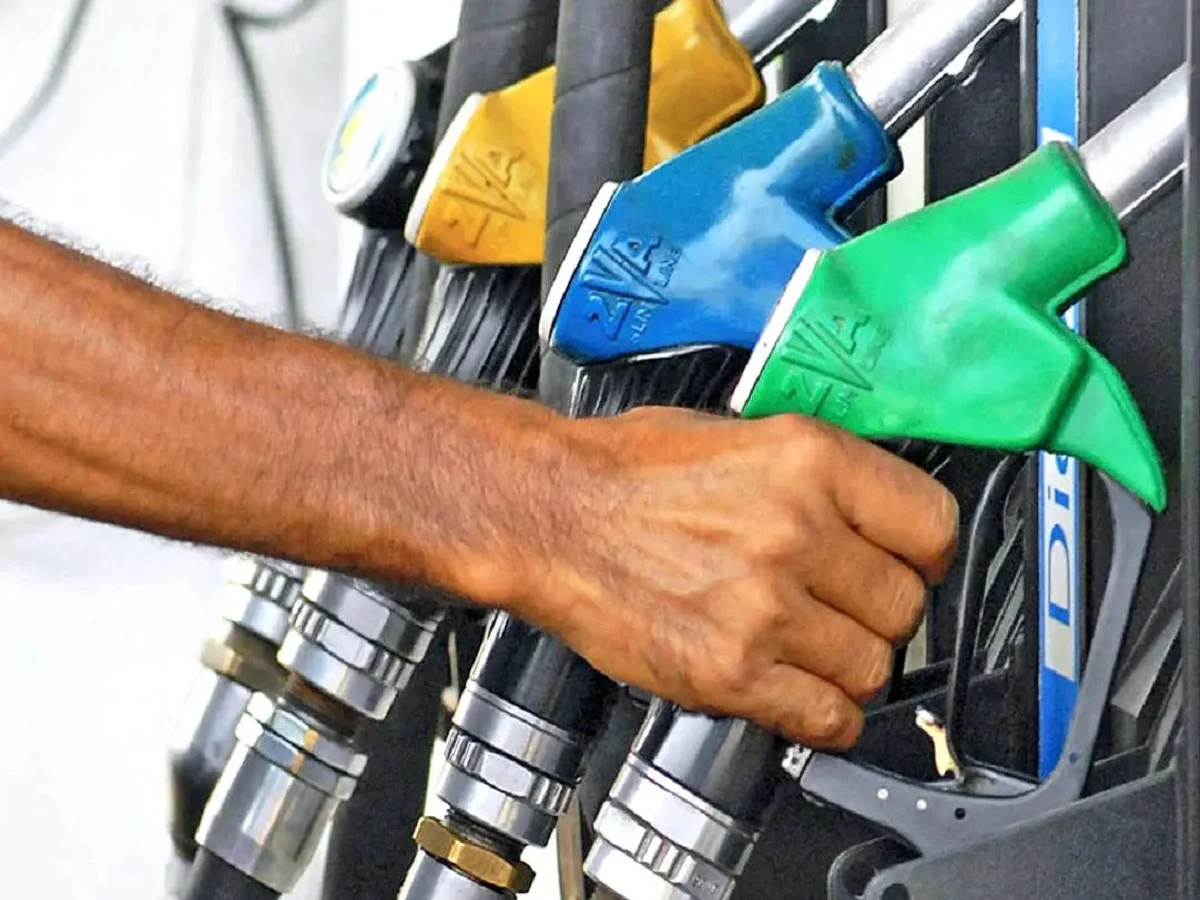 Petrol-Diesel Prices: स्वतंत्रता दिवस से एक दिन पहले देश के बड़े शहरों में इतनी तय कर दी हैं कीमतें
