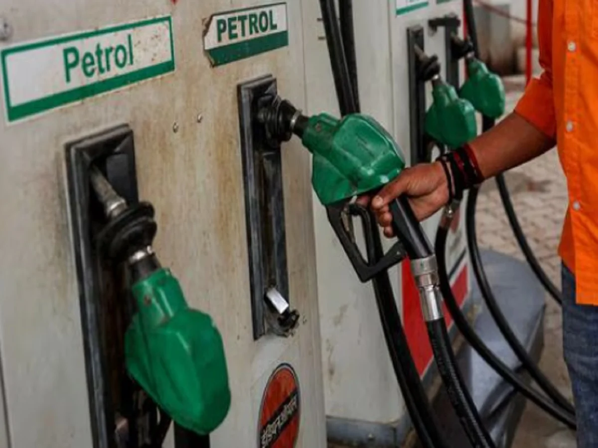 Petrol-Diesel Prices: कम हुई या बढ़ गई दोनों ईंधनों की कीमतें? ये है ताजा रेट
