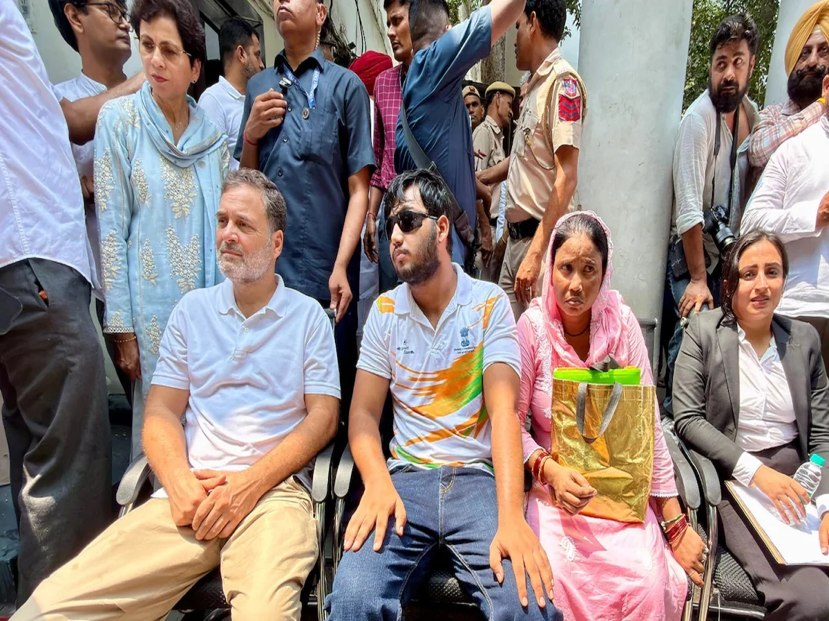 अब पैलेट गन पीड़ित के साथ धरने पर बैठे Rahul Gandhi, कर डाली है ये मांग