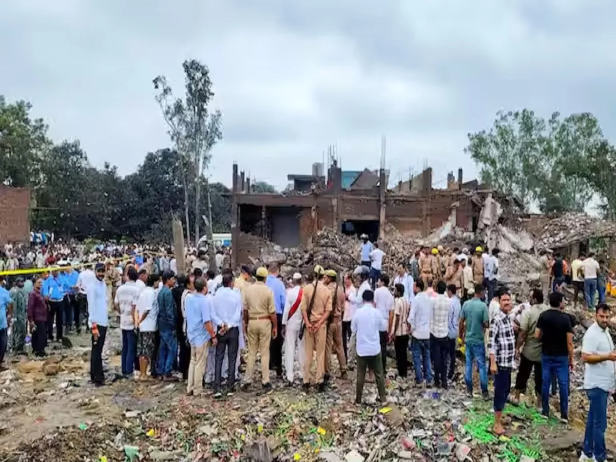प्रयागराज और कौशांबी बॉर्डर पर पटाखा फैक्ट्री में हुआ भीषण विस्फोट, 8 लोगों की मौत