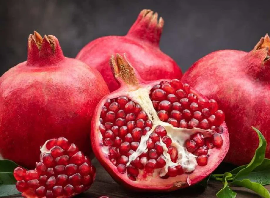 Health Tips: ये लोग भूलकर भी नहीं करें अनार का सेवन, लाभ की जगह हो सकता है हानिकारक साबित