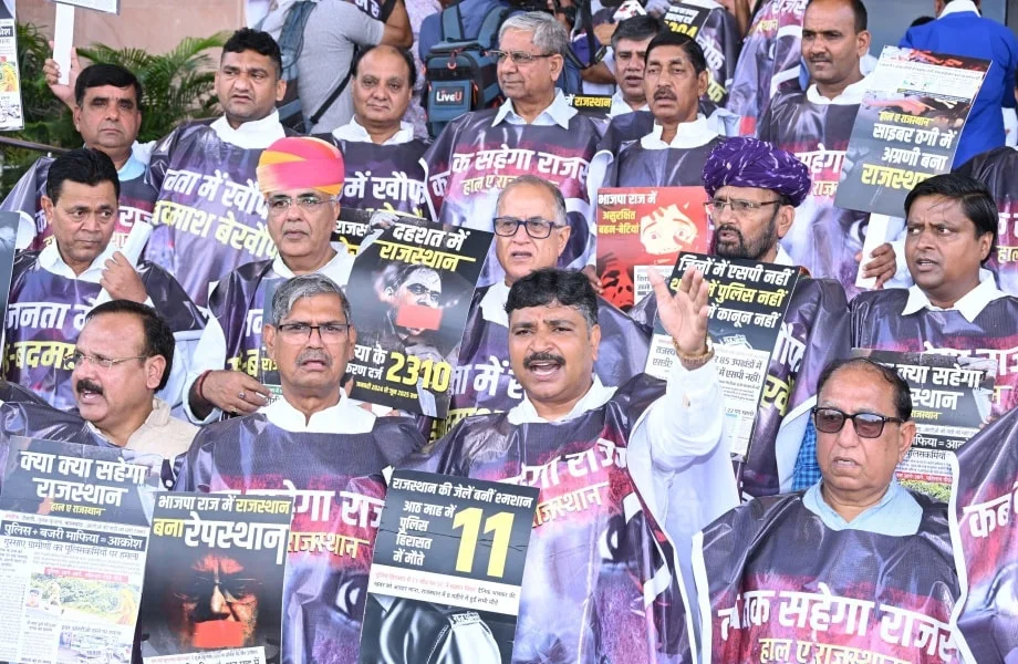 Jaipur: कानून व्यवस्था को लेकर कांग्रेसी विधायकों ने किया प्रदर्शन, जूली ने कर डाली ये मांग 