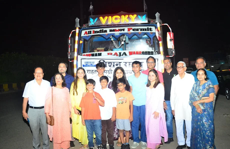 Mission Rahat: जयपुर के तीन छात्रों की पहल से पंजाब बाढ़ पीड़ितों के लिए राहत सामग्री से भरा ट्रक रवाना
