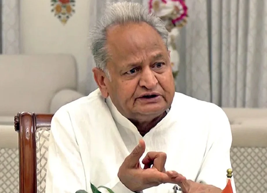 Gehlot का केंद्रीय मंत्री गजेंद्र शेखावत पर निशाना, कहा- यदि इतने ही ईमानदार हैं तो विधायकों से खरीद-फरोख्त…