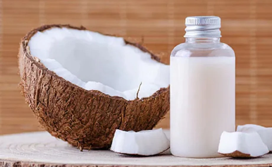Hair Care Tips: नारियल के दूध का इस प्रकार करें उपयोग, बालों से जुड़ी परेशानियां हो जाएंगी दूर