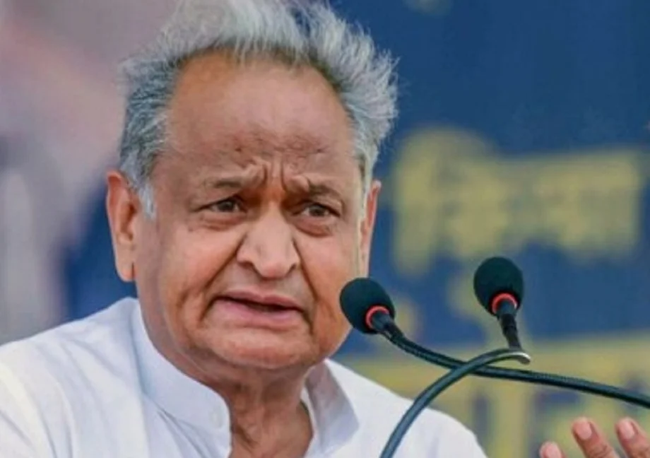 Gehlot ने महात्मा ज्योतिबा फुले के चैप्टर को पाठ्यक्रम से हटाने को बताया बेहद निंदनीय, भाजपा और आरएसएस पर साधा निशाना