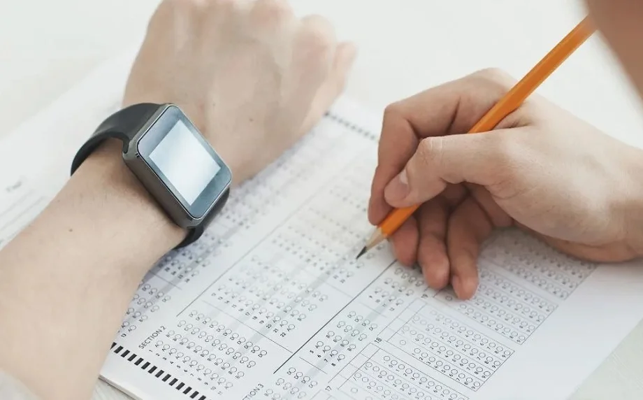 4th Grade Exam: अंडरगारमेंट में स्मार्ट वॉच लेकर पहुंचा अभ्यर्थी, पुलिस ने किया गिरफ्तार