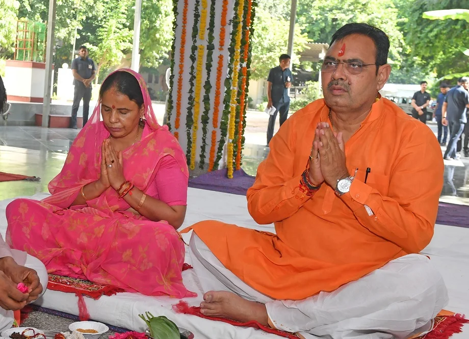 CM Bhajanlal ने की राज राजेश्वरी मंदिर में सपत्नीक मां दुर्गा की उपासना, नवरात्रि की शुभकामनाएं दी