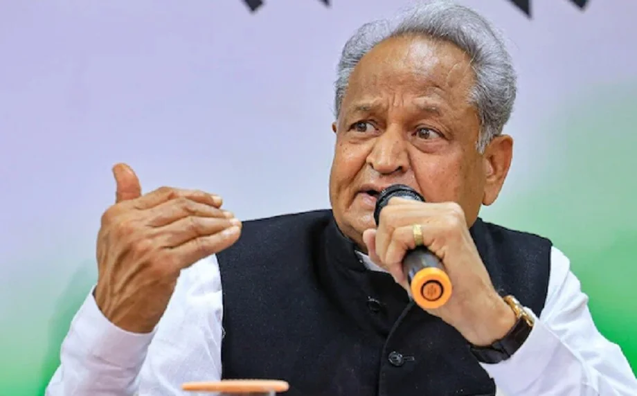 PM Modi के राजस्थान आगमन से पहले Gehlot ने भाजपा पर साधा निशाना, कहा- संविधान का अपमान करना…