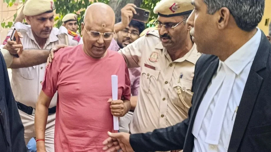 Swami Chaitanyananda: चैतन्यानंद सरस्वती आगरा से गिरफ्तार, कोर्ट ने भेजा 5 दिन की रिमांड पर, छात्राओं से यौन उत्पीड़न का हैं मामला