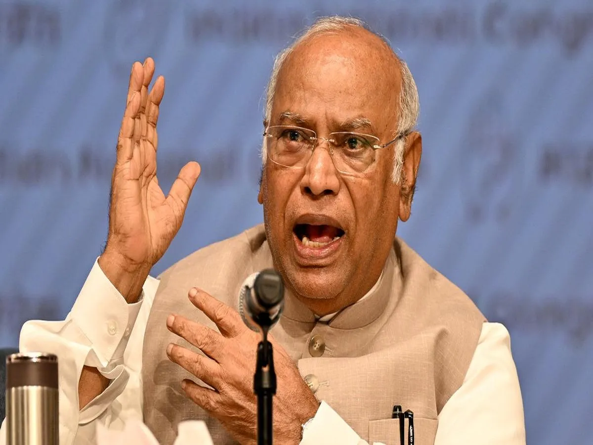 Congress: पीएम मोदी के 'नाराज फूफा' वाले बयान पर खरगे के निशाने पर पीएम, लोकतंत्र में सवालों को दबाने के लिए मोदी अपनाते हैं ये नए नाम देने के हथकंडे | Parmarth TV