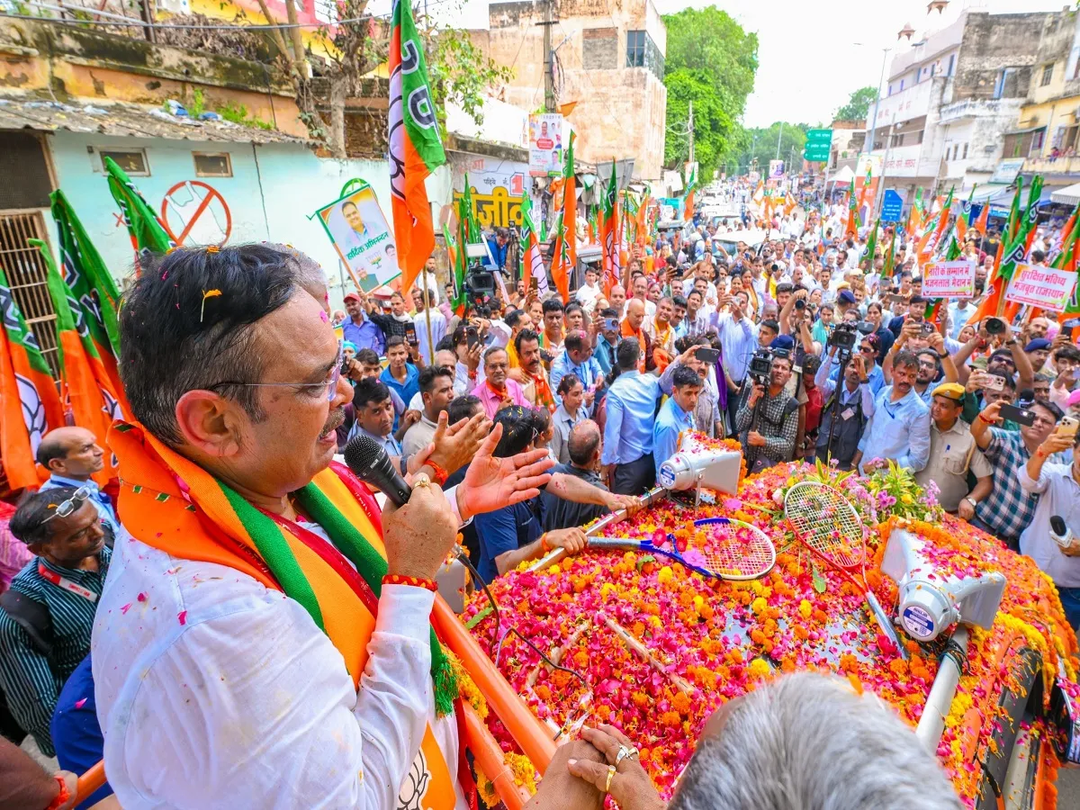 CM Bhajanlal Sharma ने अलवर में किया रोड शो, कहा- जनता का अटूट भरोसा भाजपा के… | Parmarth TV