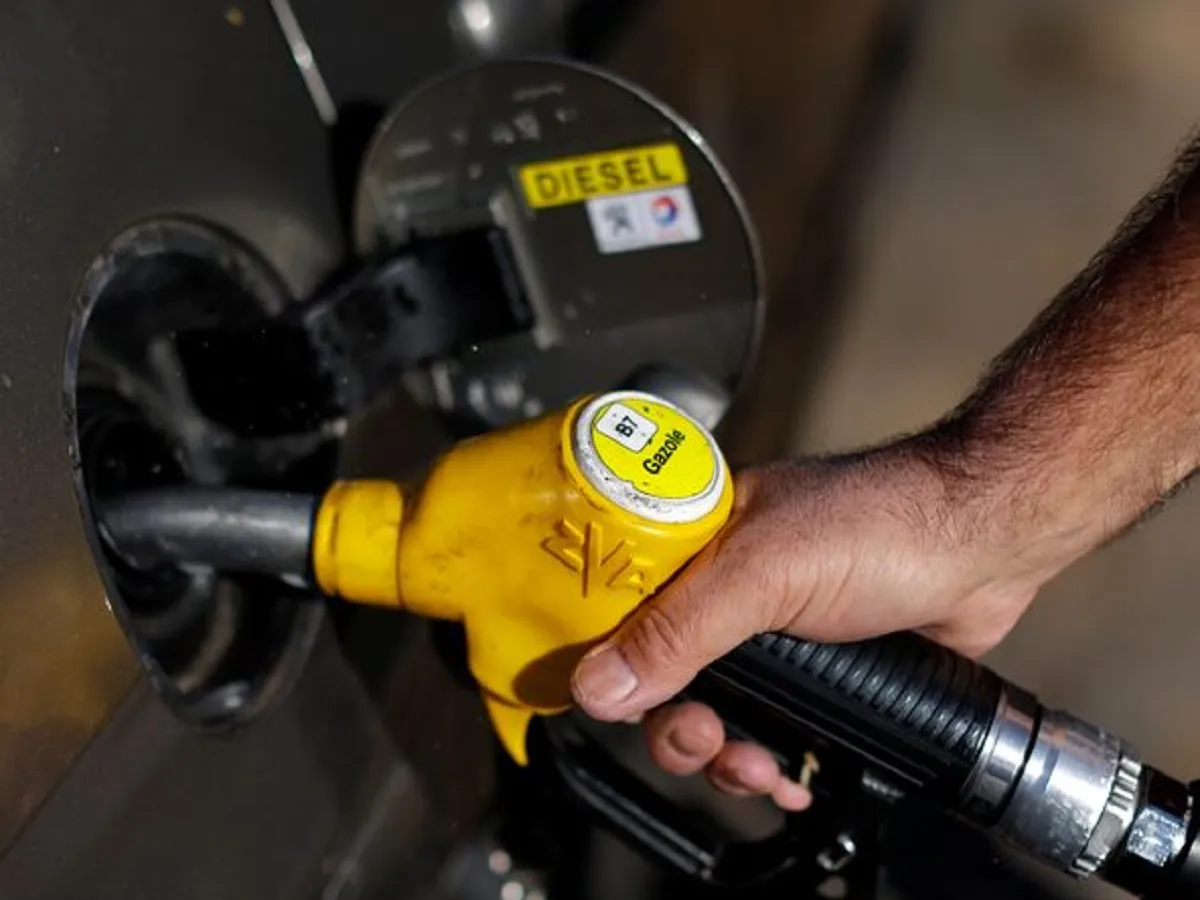 Petrol-Diesel Prices: अपडेट हो गई हैं दोनों ईंधनों की कीमतें, आज खर्च करने होंगे इतने रुपए | Parmarth TV