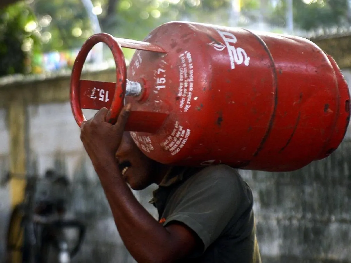 LPG Prices: क्या आज घट गए हैं घरेलू सिलेंडर के दाम, ये है ताजा रेट | Parmarth TV