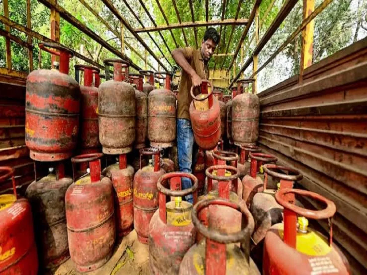 LPG Cylinder: सरकार देने जा रही अब 6 फ्री गैस सिलेंडर, जाने कौन से लोग होंगे इसके लिए पात्र LPG Cylinder: सरकार देने जा रही अब 6 फ्री गैस सिलेंडर, जाने कौन से लोग होंगे इसके लिए पात्र