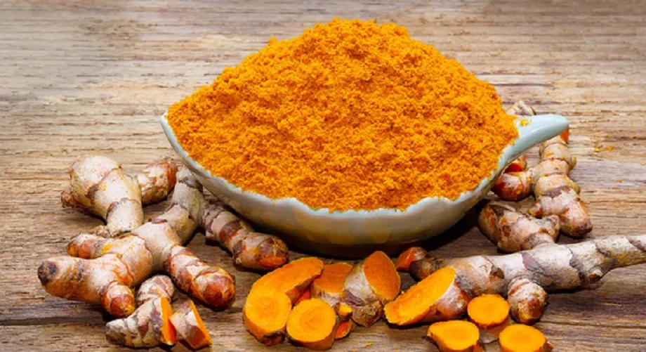 Beauty Tips:  चेहरे की खूबसूरती बढ़ा देती है हल्दी, मिलते हैं ये गुण      