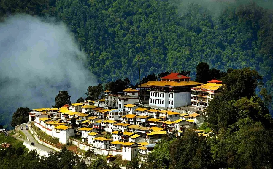 Travel Tips: अपनी प्राकृतिक खूबसूरती के कारण प्रसिद्ध है अरुणाचल प्रदेश का तवांग मठ