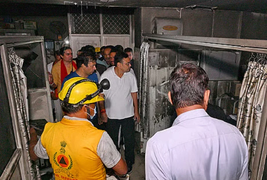 SMS fire incident: सरकार मृतकों के परिजनों को देगी 10-10 लाख रुपए, अस्पताल अधीक्षक और ट्रॉमा सेंटर के सुपरिटेंडेंट को हटाया 
