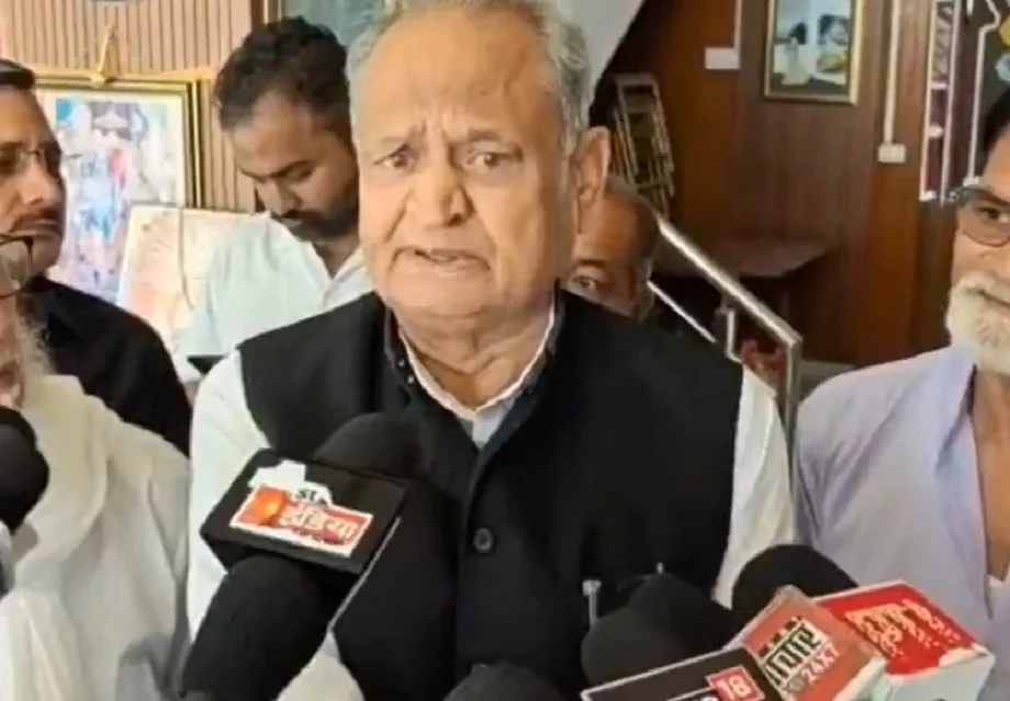 संविदाकर्मियों को लेकर Gehlot ने भजनलाल सरकार पर साधा निशाना, अब बोल दी है ये बात