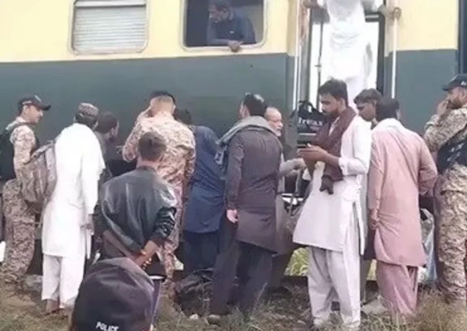 Pakistan में एक्सप्रेस ट्रेन को निशाना बनाकर किया बम धमाका, इस संगठन ने ली जिम्मेदारी