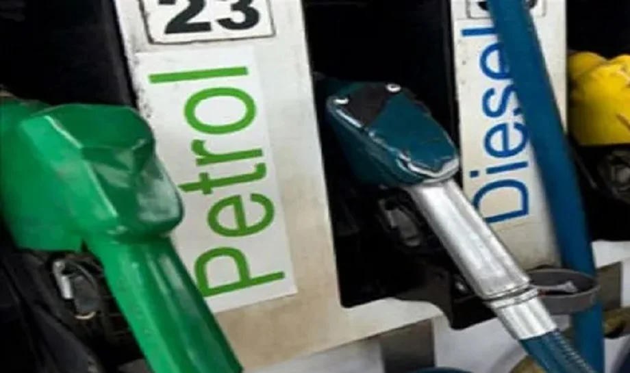 Petrol-Diesel Price: टंकी फुल करवाने से पहले चेक कर लें लिस्ट, आज ये हैं दोनों ईंधनों की कीमतें