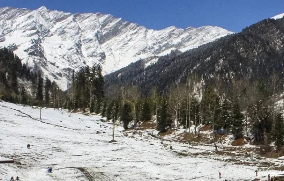 Travel Tips: मनाली के ऊंचे-ऊंचे बर्फीले पहाड़ जीत लेते हैं हर किसी का दिल, आज ही बना लें पार्टनर के साथ घूमने का प्लान