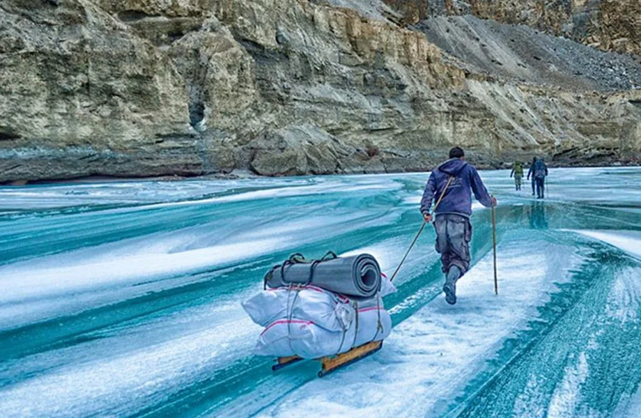 Travel Tips: एडवेंचर के शौकीनों को पसंद आएगा लद्दाख का चादर ट्रेक, घूमने का बनाएं प्लान