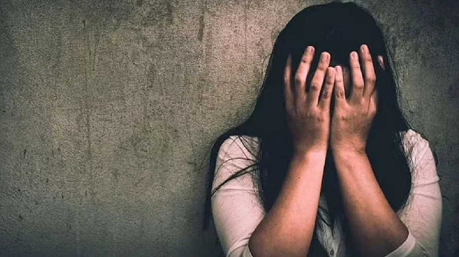 Crime News: बेंगलुरु में ब्यूटी पार्लर चलाने वाली महिला से घर में घुसकर पांच लोगों ने किया गैंगरेप, लूट ले गए पैसे भी