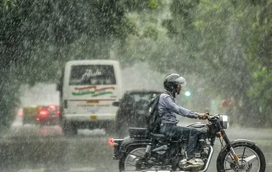 Rajasthan Weather Update:  प्रदेश में आज फिर से बदलेगा मौसम, इन संभागों के लिए जारी हुआ बारिश का अलर्ट