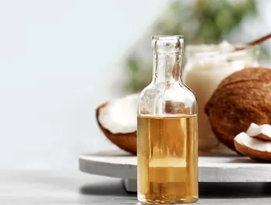 Hair Care Tips:  सर्दी के मौसम में नहीं करें बालों में नारियल तेल का उपयोग, ये हैं कारण