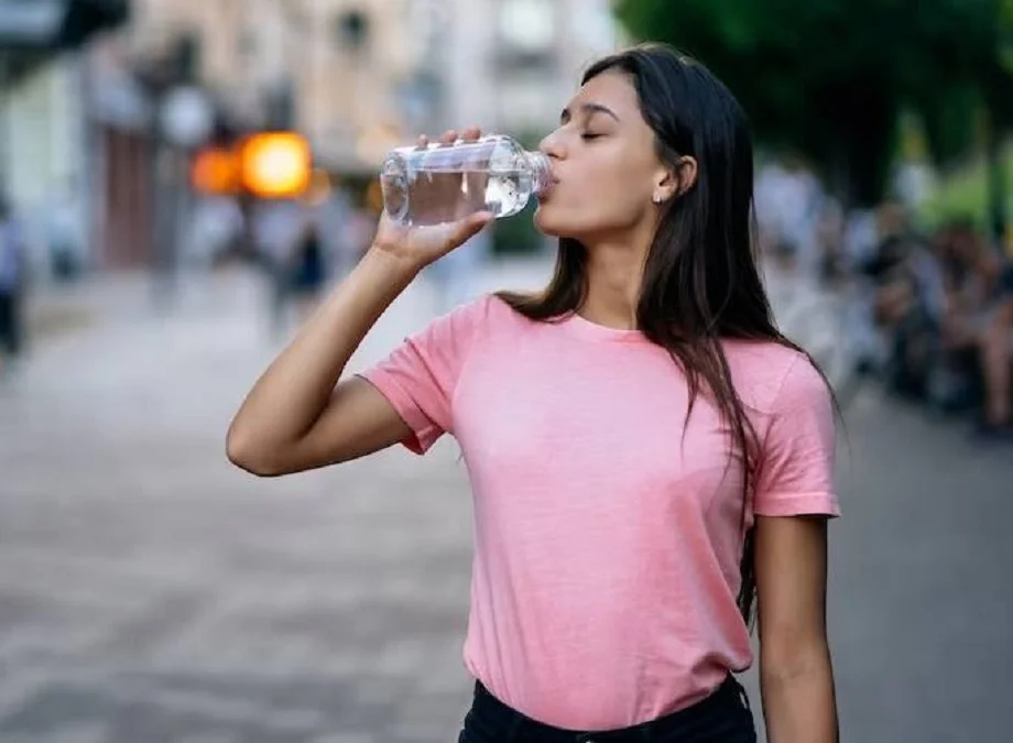 Health Tips: खड़े होकर पानी पीना सेहत के लिए होता है हानिकारक, झेलनी पड़ सकती हैं ये गंभीर परेशानियां