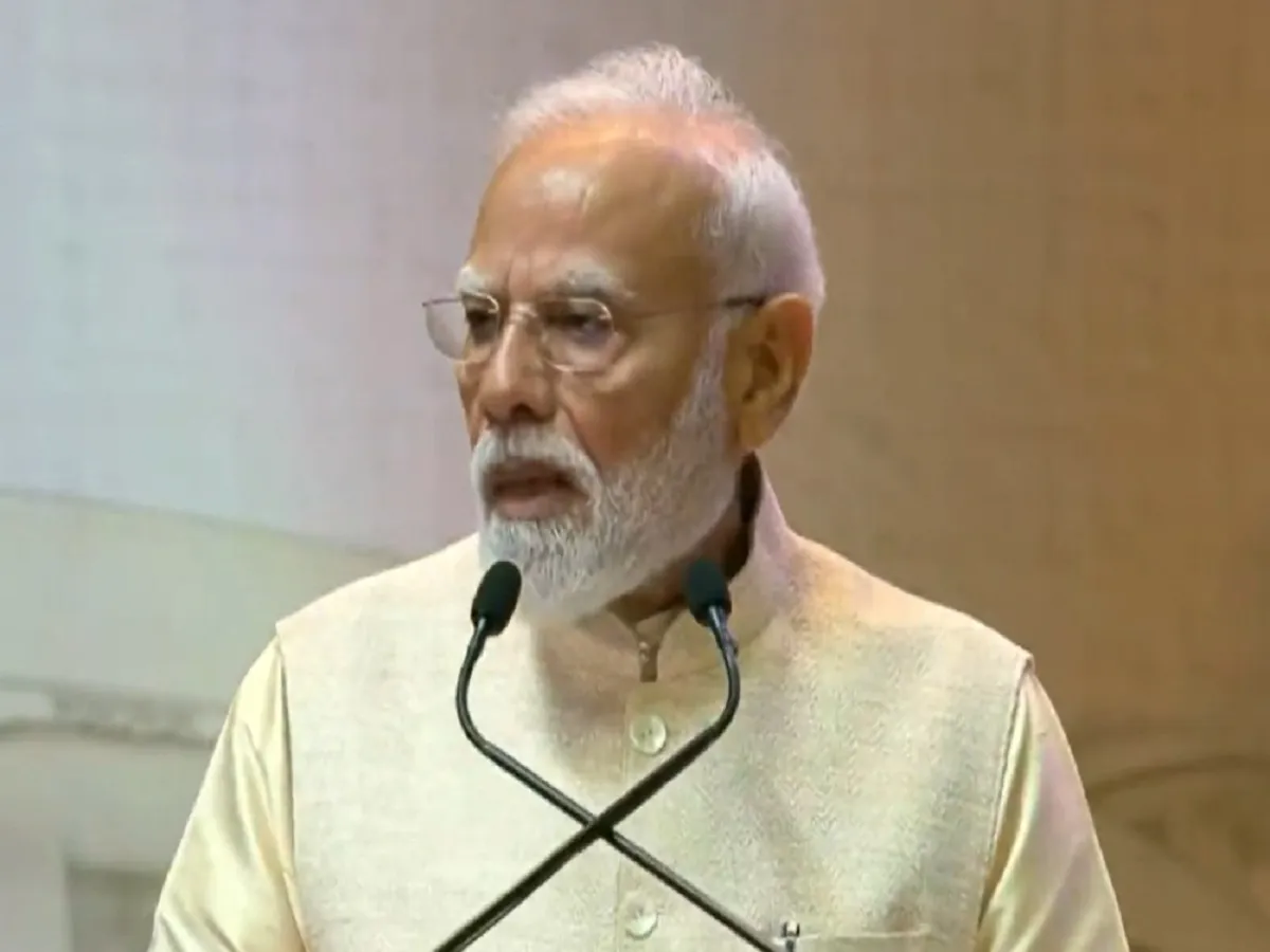 PM Modi ने की भारतीय पायलट कैप्टन स्मित मच्छर की प्रशंसा, कहा- अपनी जान की परवाह किए बिना… | Parmarth TV PM Modi ने की भारतीय पायलट कैप्टन स्मित मच्छर की प्रशंसा, कहा- अपनी जान की परवाह किए बिना… | Parmarth TV