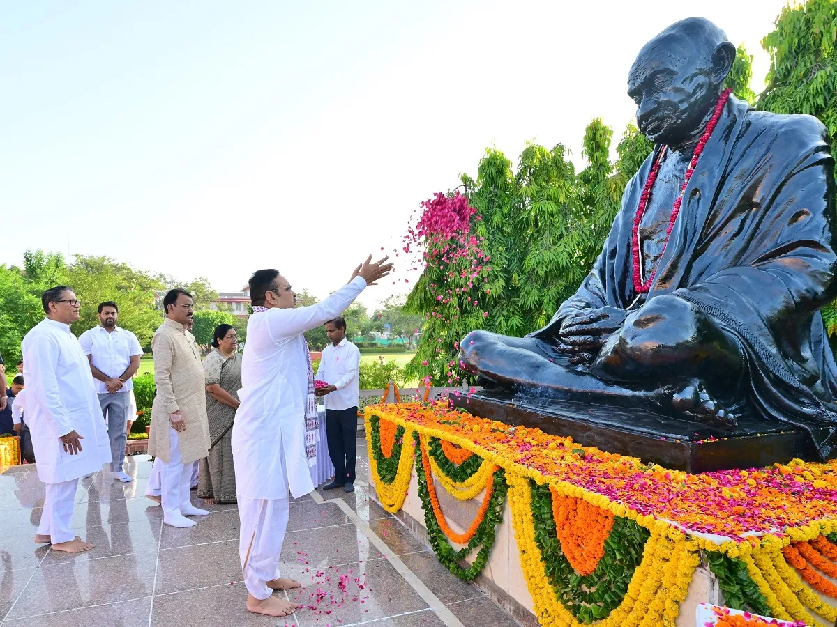 महात्मा गांधी का जीवन हमें सादगी, सत्यनिष्ठा और राष्ट्रसेवा की प्रेरणा देता है: Bhajanlal | Parmarth TV