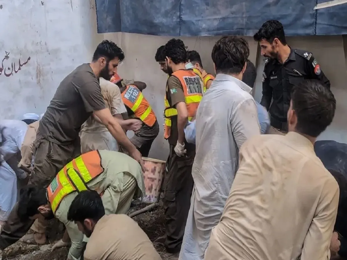 Pakistan: प्राइवेट स्कूल की छत गिरी, 29 की मौत, 40 से ज्यादा लोग घायल,  बढ़ सकता है मृतकों का आंकड़ा | Parmarth TV