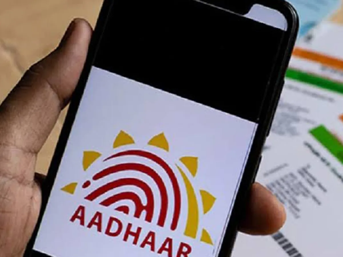 Tech Tips: इस आसान प्रोसेस से आप घर बैठे ही कर सकते हैं e-Aadhaar डाउनलोड