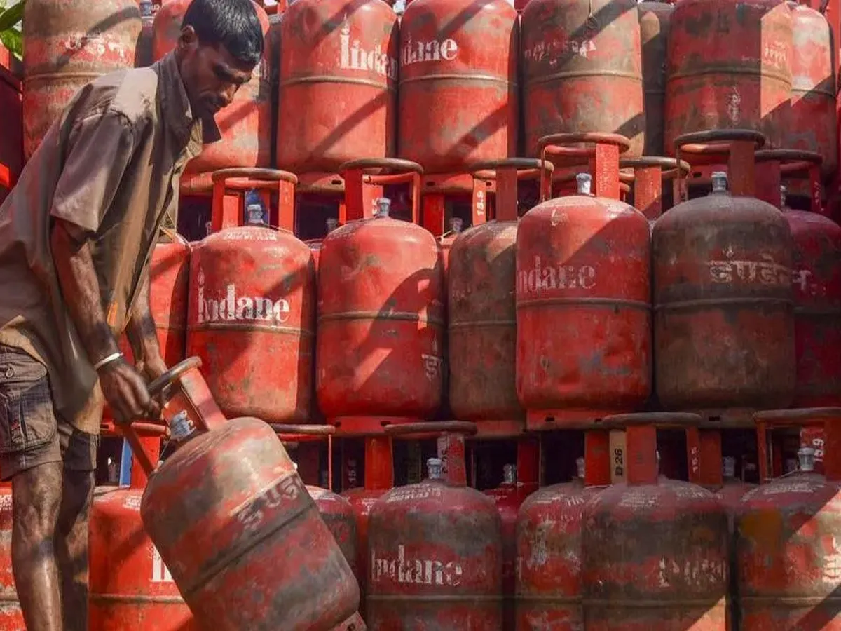 LPG Prices: क्या आज घटा दी गई है घरेलू एलपीपी सिलेंडर की कीमत? | Parmarth TV