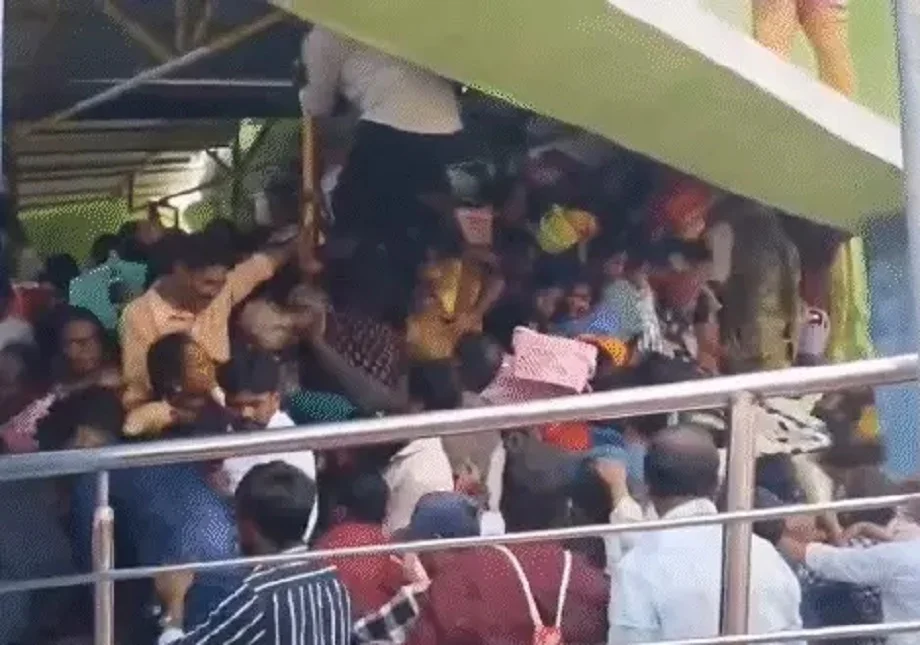Andhra Pradesh: वेंकटेश्वर स्वामी मंदिर में मची भगदड़, नौ श्रद्धालुओं की हुई मौत, बढ़ सकता है मृतकों का आंकड़ा