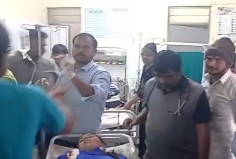 Kota: टायर फटने के बाद बोलेरो से जा भिड़ी स्कूल वैन, दो की मौत