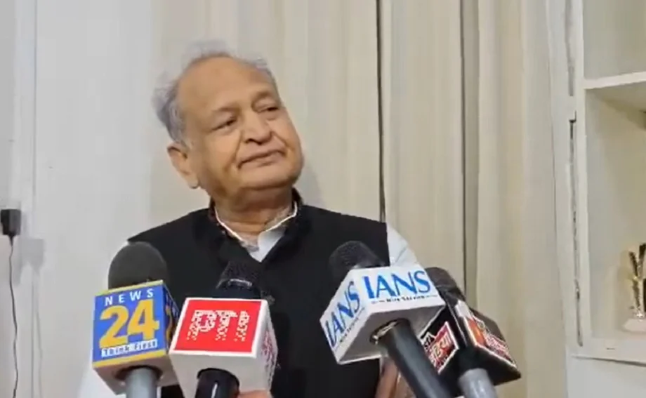 Rajasthan: प्राइवेट बसों की हड़ताल को लेकर गहलोत ने सीएम भजनलाल पर कसा तंज, कहा- भले आदमी हैं पंडित…