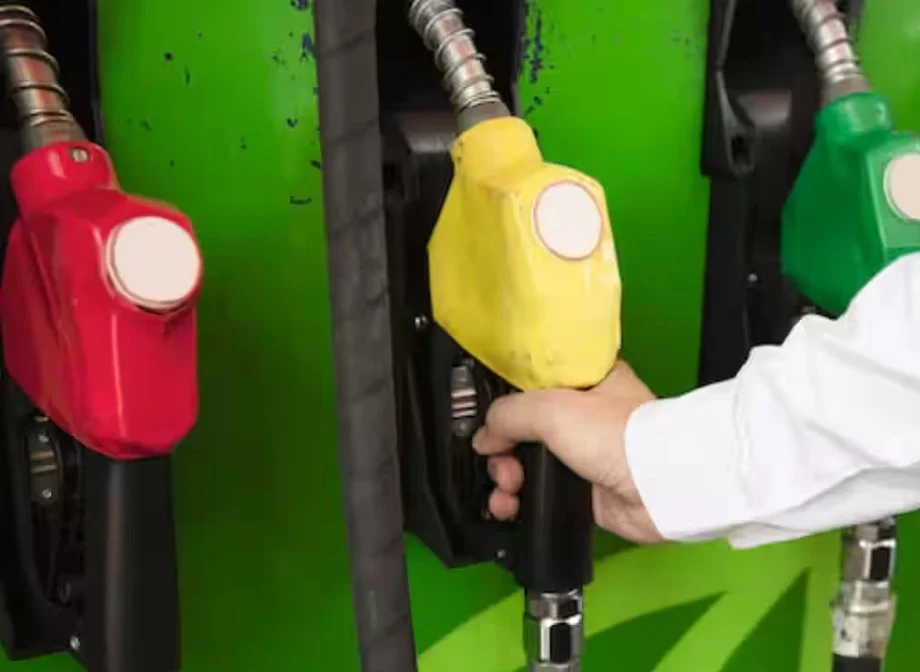 Petrol-Diesel Price:  सरकारी तेल कंपनियों ने अपडेट कर दी हैं पेट्रोल-डीजल कीमतें, आज खर्च करने होंगे इतने रुपए