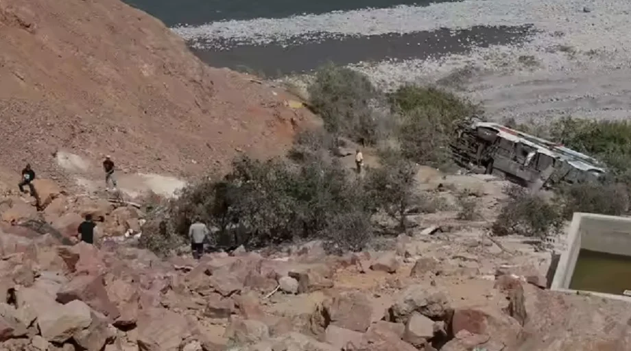 Peru Bus accident : खाई में गिरी बस, कम से कम 37 लोगों की हुई मौत