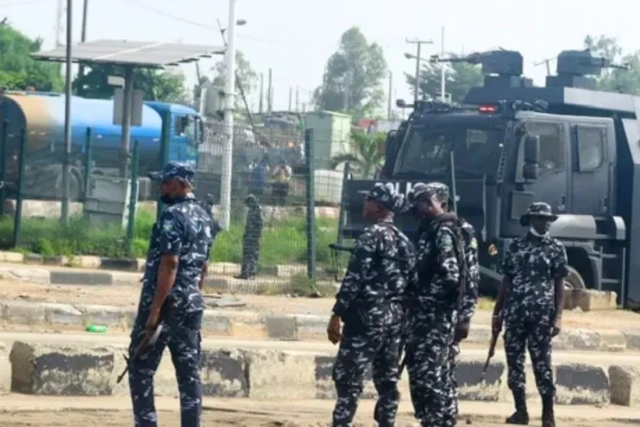 Nigeria: बंदूकधारियों ने बनाया 215 विद्यार्थियों के साथ 12 शिक्षकों को बंधक, राष्ट्रपति ने रद्द किया दक्षिण अफ्रीका दौरा
