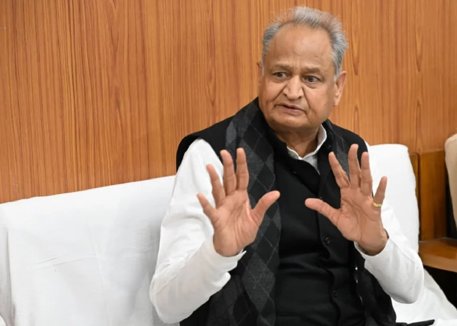 कांग्रेस सरकार द्वारा शुरू किए गए जनहित के प्रोजेक्ट्स को ठप्प करना आपराधिक लापरवाही: Gehlot