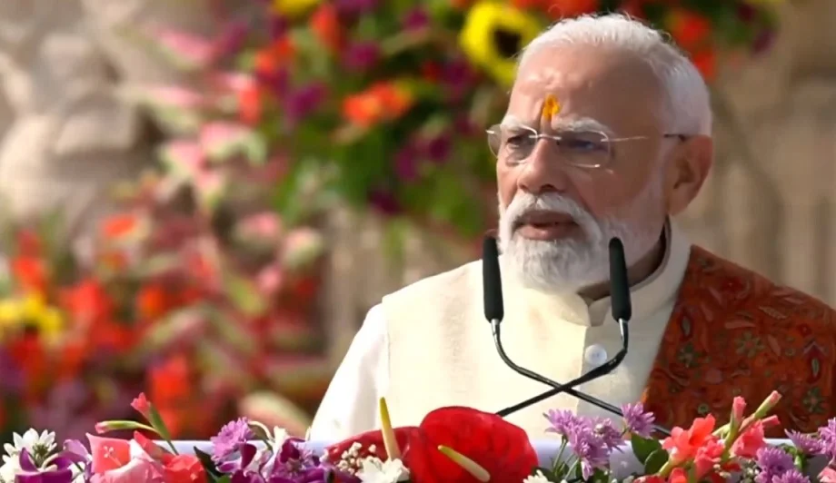 Ayodhya: पीएम मोदी ने राम मंदिर के शिखर पर फहराया ध्वज, कहा- सदियों के घाव भर रहे हैं