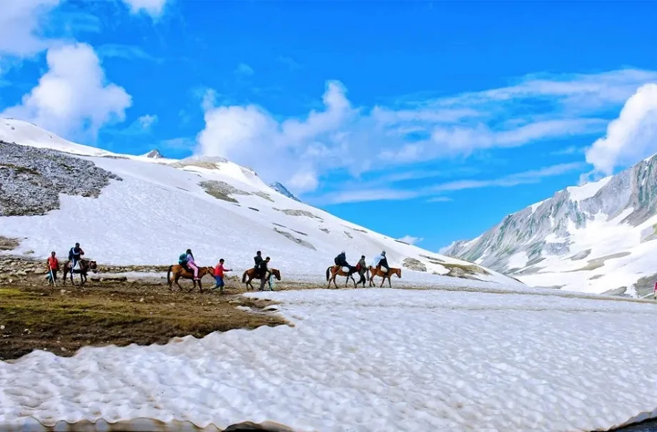 Travel Tips: अपनी प्राकृतिक खूबसूरती के कारण दुनिया में प्रसिद्ध है कश्मीर, इन पर्यटक स्थलों का जरूर करें भ्रमण