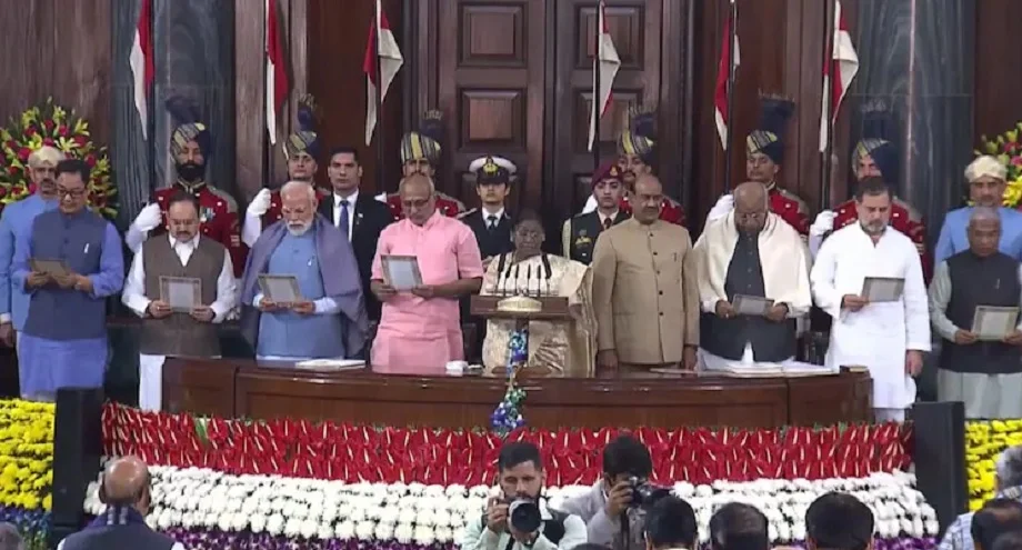 Constitution Day: एक मंच पर नजर आए पीएम मोदी और राहुल गांधी, प्रधानमंत्री ने पत्र के माध्यम से कही ये बात