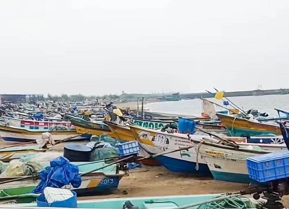 साइक्लोन दितवाह ने Sri Lanka में मचाई तबाही, 46 लोगों की मौत, बढ़ गई है भारत की चिंता